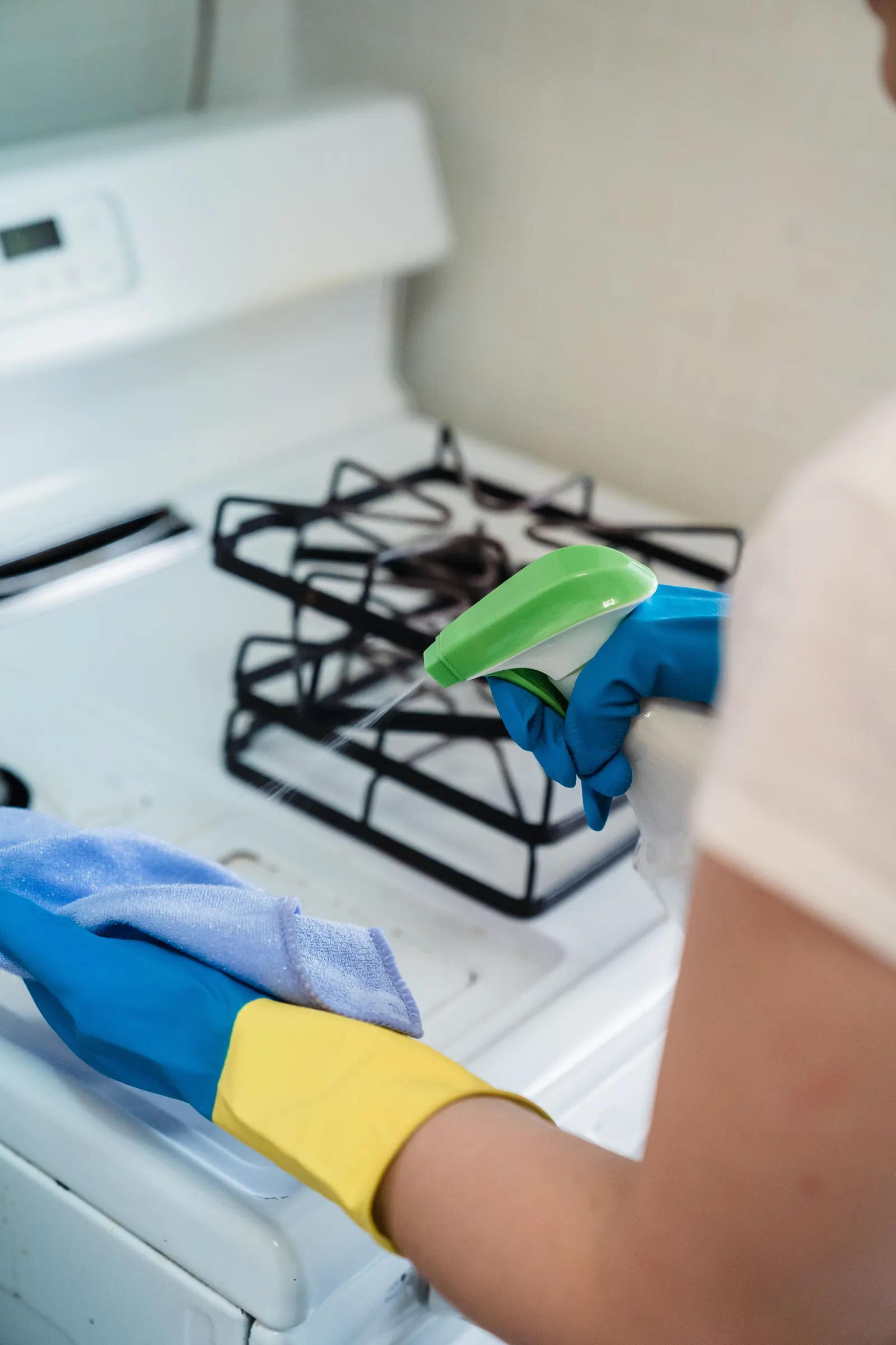 Cleaner spraying cleaning solution onto a cloth